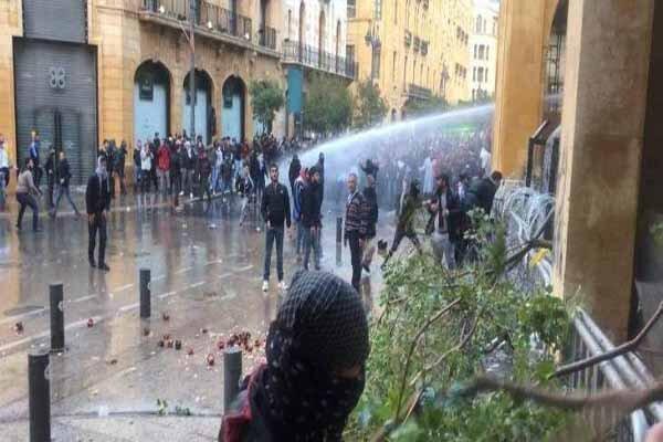 تظاهرات کنندگان در بیروت با سنگ به نیروهای امنیتی حمله کردند