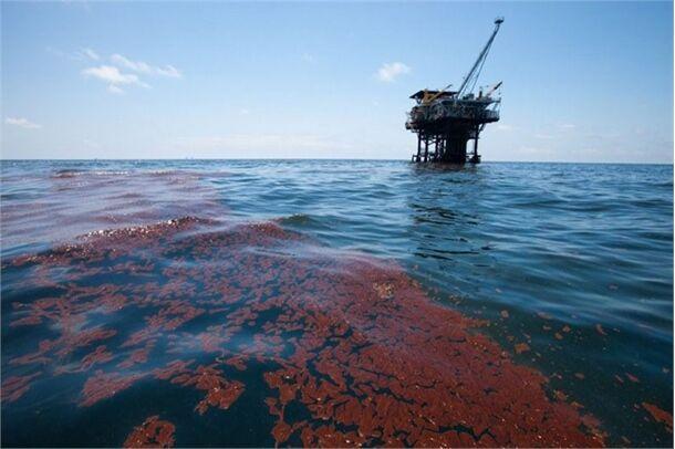 خبرنگاران آلودگی محدوده سکوهای نفتی خلیج فارس پاک سازی شد