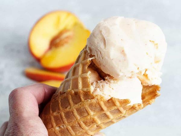 طرز تهیه بستنی هلو به 3 روش خامه ای، آلاسکا و بدون ثعلب