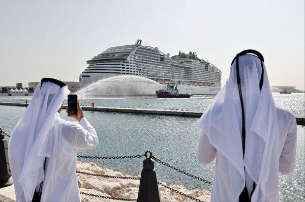 تصاویر لحظه پهلو گرفتن نخستین کشتی کروز در بندر دوحه ، داخل کشتی لاکچری ویژه جام جهانی 2022 قطر را ببینید