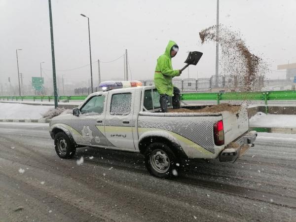 آماده باش نیروهای شهرداری به علت بارش برف ، مردم برای دریافت کیسه شن با 137 تماس بگیرند