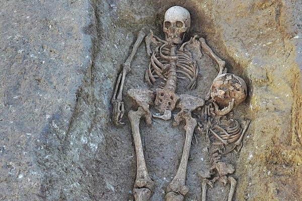 کشف اسکلت باستانی یک مادر و کودک در آغوش هم